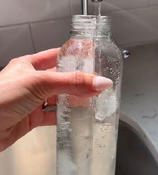 LEDENA VODA CEO DAN Kako da flašica ostane sveža i hladna i po najvećoj vrućini (video)