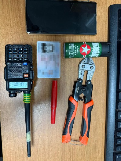 ODBORNIK NARODNOG POKRETA SRBIJE PRIVEDEN SA OPASNOM OPREMOM:  Ovo je nosio privedeni blokader (FOTO)