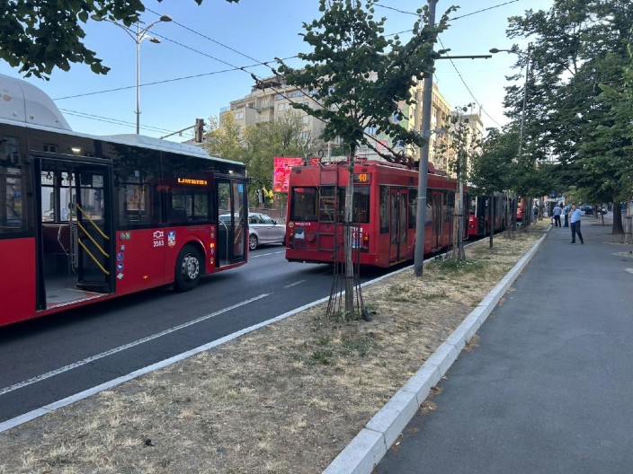 GRAĐANI IZAŠLI IZ AUTOBUSA I DEMONTIRALI BLOKADU Sav prevoz u Beogradu funkcioniše, blokaderi pokušali da maltretiraju narod