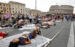 KO BLOKIRA SAOBRAĆAJNICU U ITALIJI, DO 2 GODINE ZATVORA ODMAH! Ova država više nema milosti za blokadere - 7 godina zatvora ko okupira zgradu