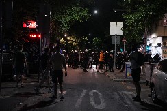 ISPOD PRUGE I IZNAD BUKE Glasovi onih koji ne marširaju