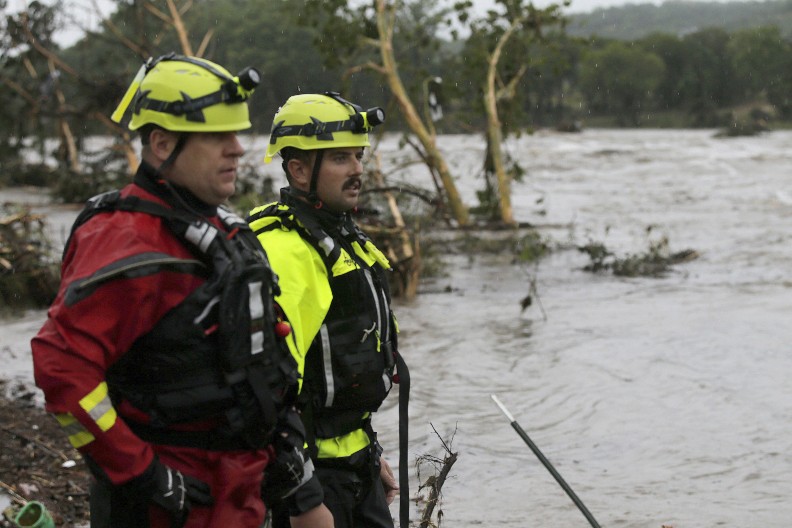 POPLAVE ODNELE DEČIJI KAMP, NESTALO DVADESETORO DECE Jezive poplave paralisale SAD