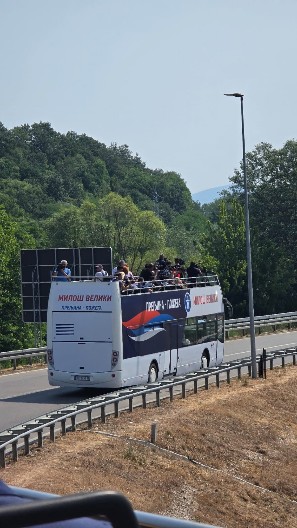 KAKO SAMO BESRAMNO LAŽU: "Nova" kaže - "Vučić organizovao tajno otvaranje puta", a prati ga dva autobusa novinara! (FOTO)