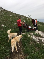 SPASIOCI GORSKE SLUŽBE SPASAVANJA IZ NIŠA SPASLI POVREĐENU TURISTKINJU Imala nezgodu na stazi za hajking