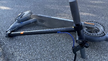 LOPOVI U PODGORICI UKRALI TROTINET, AUTO I KOZMETIKU Klinac (17) prodao telefon za 100 evra, a lopov udario radnicu marketa i pobegao