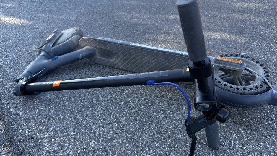 LOPOVI U PODGORICI UKRALI TROTINET, AUTO I KOZMETIKU Klinac (17) prodao telefon za 100 evra, a lopov udario radnicu marketa i pobegao