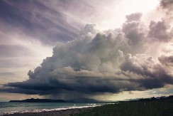 RIZIK DRASTIČNO RASTE! Stiže superćelijska oluja, orkanski udari vetra nosiće sve pred sobom!