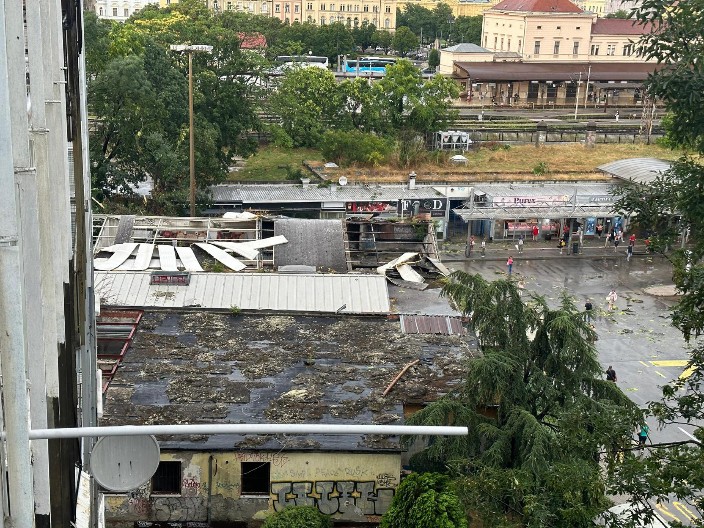 OLUJA U ZAGREBU NAPRAVILA HAOS! Oborena stabla, vetar odneo krov škole!