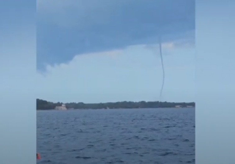 MEGAPIJAVICA SNIMLJENA U KOMŠILUKU "Nosi sve pred sobom" (VIDEO)