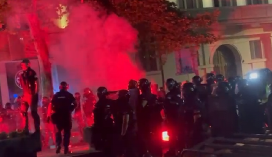 KNJIŠKI PRIMER OBOJENE REVOLUCIJE: Blokaderi izmislili napad na trogodišnje dete!