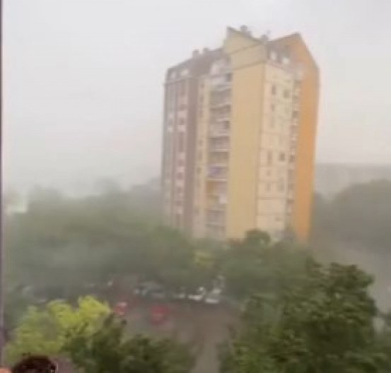 APOKALIPTIČNE SCENE U OVOM SRPSKOM GRADU Nevreme kosi sve pred sobom, stižu prvi snimci (VIDEO)