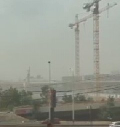 ŽESTOKA OLUJA STIGLA U BEOGRAD Nevreme ruši sve pred sobom, vetar nosi suncobrane (VIDEO)