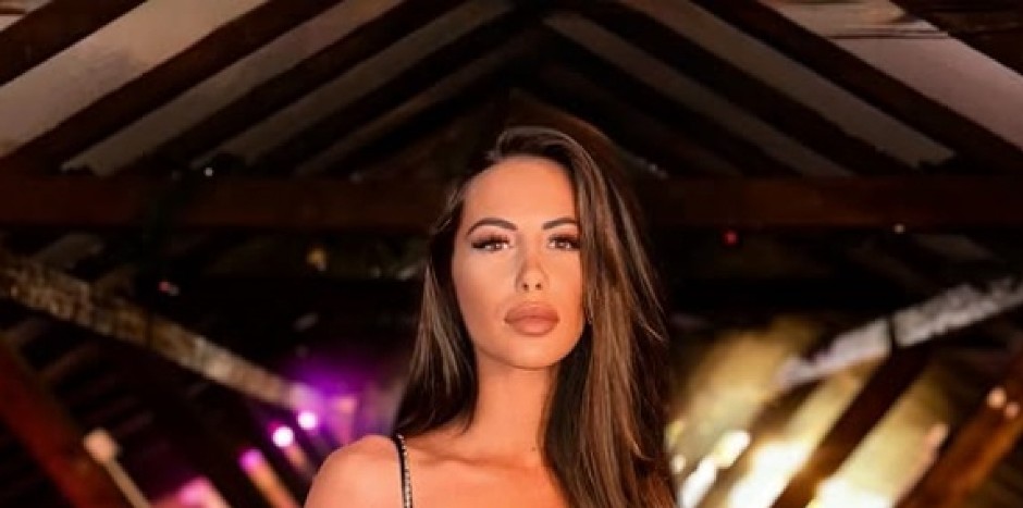 ŠLIC DO KUKA I PROREZI ISPOD GRUDI Cipka raspalila maštu pratilaca: "Šta ostane kad padnu haljine?" (FOTO)