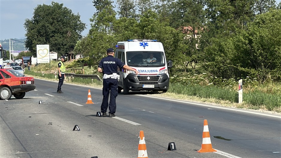 TROJE POVREĐENO U SAOBRAĆAJNOJ NEZGODI U MESTU LEŠNICA KOD LOZNICE Auto probio ogradu i završio u kanalu