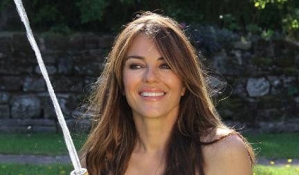 IZGLEDA DUPLO MLAĐE Elizabet Harli mamila poglede u divljem bikiniju, bujan dekolte je bio u prvom planu