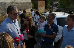 VUČIĆ SA MEŠTANIMA SLAVNIKA: "Videli smo očaj ljudi pogođenih požarima" (FOTO)