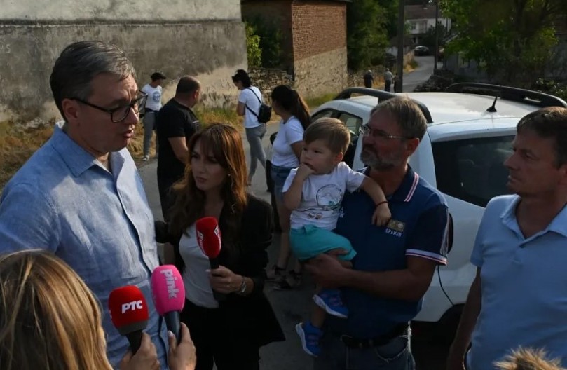 VUČIĆ SA MEŠTANIMA SLAVNIKA: "Videli smo očaj ljudi pogođenih požarima" (FOTO)