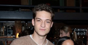 OVO JE NAJSTARIJI SIN FATALNE LEPOTICE Njegovu mamu obožavaju Srbi, zapalila je svet ulogom u sportskoj komediji