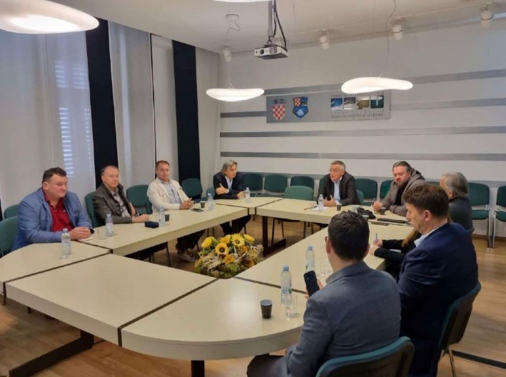 KLJUČNI BLOKADERI NA SASTANKU U RIJECI! Za stolom Đokić, Bojović, Milošević, a iza njih hrvatska šahovnica! (FOTO)