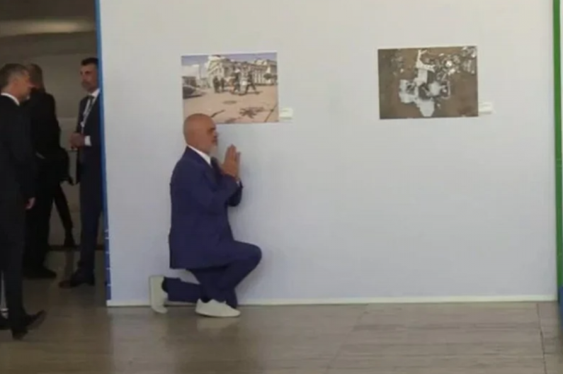 KLEČANJE BEZ GRANICA: Rama ignorisao Meloninu molbu i opet kleknuo