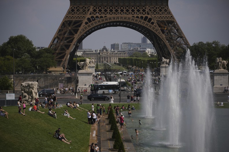 ODLETELI U PRITVOR Dve osobe iza rešetaka zbog skoka padobranom sa Ajfelovog tornja