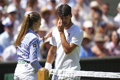 NEVEROVATNA SCENA NA VIMBLDONU Alkaraz imao problem, Srpkinja odmah pritrčala da mu pomogne (FOTO)