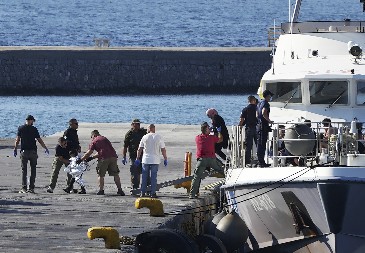 PREVRNUO SE ČAMAC DOK SU LJUDI BILI NA NJEMU! Četvoro mrtvih, oko 20 osoba se vodi kao nestalo