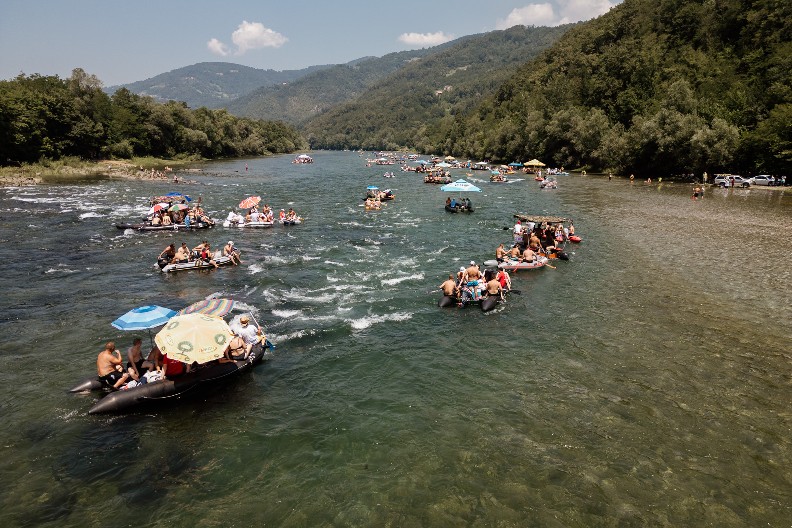 HOROR NA DRINSKOJ REGATI: Mladić pao sa čamca i udavio se pred stotinama ljudi!