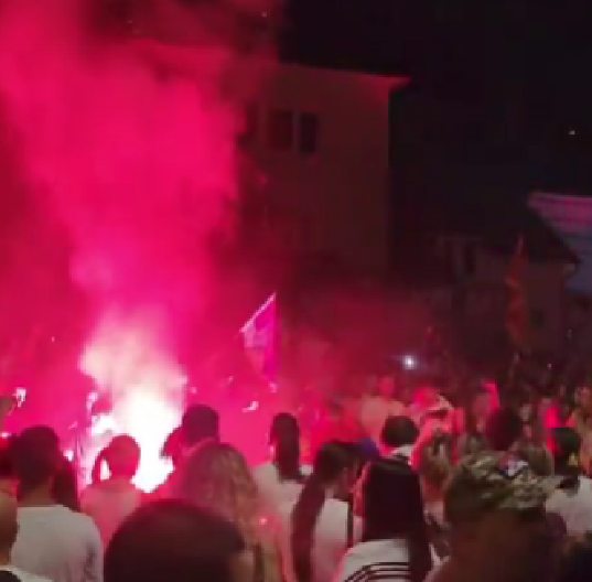 PROTEST IM SE PRETVORIO U VAŠAR! Ovako li se žali za stradalima u padu nadstrešnice? (VIDEO)