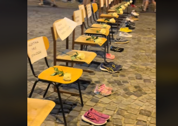 POREĐALI STOLICE I OBUĆU ŽRTAVA, A U POZADINI ZVEČI MUZIKA! Novosadski blokaderi ne znaju za sramotu (VIDEO)