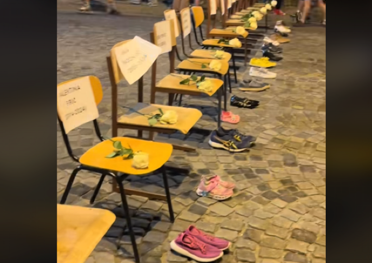 POREĐALI STOLICE I OBUĆU ŽRTAVA, A U POZADINI ZVEČI MUZIKA! Novosadski blokaderi ne znaju za sramotu (VIDEO)