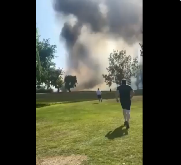 SRUŠIO SE AVION KOJI JE IZ PULE STIGAO U LONDON Piloti mahnuli deci pre nesreće, golferi u šoku trčali ka vatrenoj kugli (FOTO/VIDEO)