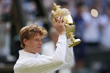 SINER SE OPET OBRUKAO Italijan se pojavio pijan na svečanosti, Britanci u šoku (VIDEO)