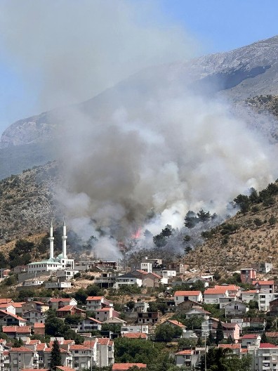 OGROMAN POŽAR KOD MOSTARA, UGROŽENE BILE I KUĆE! Helikopter gasio vatrenu stihiju, vatrogasci treći dan muče muku