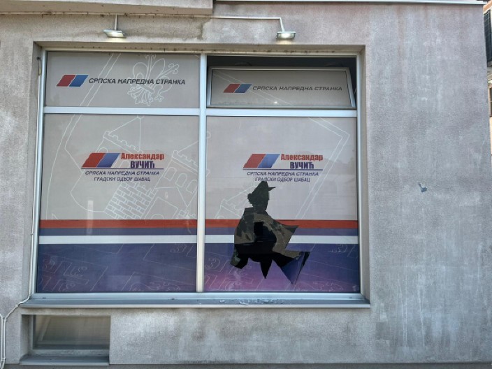 VANDALSKI NAPAD NA PROSTORIJE SNS U ŠAPCU "Potpuno je jasno da iza toga stoje blokaderi i opozicija" (FOTO)