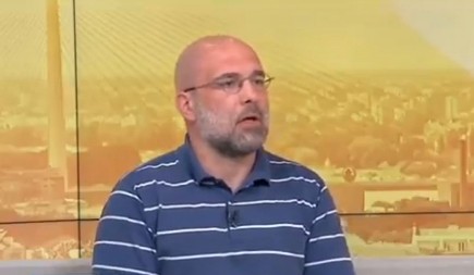 ŽUTI TEOLOG BLOKADERA TVRDI "Srebrenica je genocid, Vučić je kriv i za taj zločin" (VIDEO)