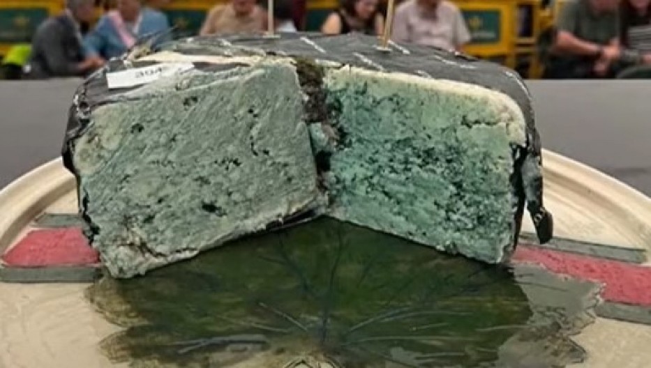 OVO JE NAJSKUPLJI SIR NA SVETU Prodat je za 36.000 evra, a prepoznatljiv ukus stekao je nakon 10 meseci zrenja u pećini