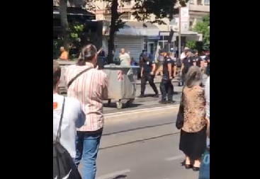 POLICIJA ZAVELA RED: Dvoje privedeno zbog pokušaja blokade u Vojvode Stepe (VIDEO)