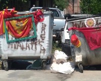 DRŽAVNA OBELEŽJA U KONTEJNERU Slika koja govori više od reči