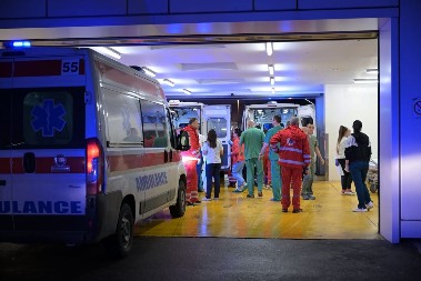 DETALJI POŽARA NA VOŽDOVCU Mladić povređen dok je spasavao oca iz stana punog dima