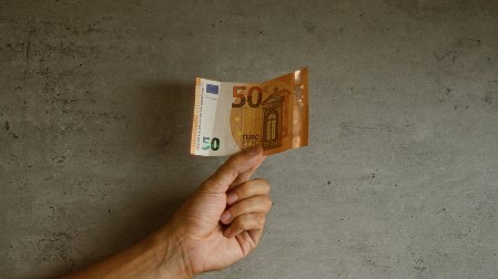 VOZAČI, NE NASEDAJTE Novčanica od 50 evra na vetrobranu krije ozbiljnu zamku