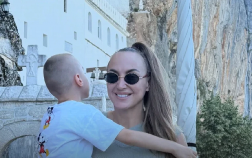"PRESTAO JE DA GOVORI" Naša pevačica lila suze zbog sina, sada otkrila nove detalje: "Sama ga podižem, bez ičije pomoći"