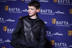 OVO JE NAJMLAĐI GLUMAC IKADA NOMINOVAN ZA NAGRADU EMI U seriji "Adolescencija" je ostavio ljude bez teksta