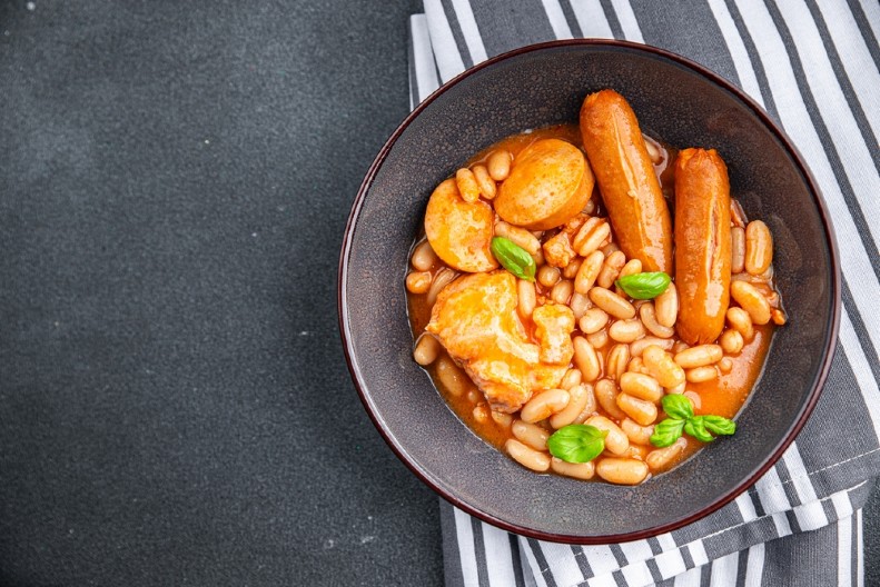 GURMANSKI PASULJ SA KOBASICOM Svaki zalogaj je raj za nepca, a neće vas mučiti nadimanje