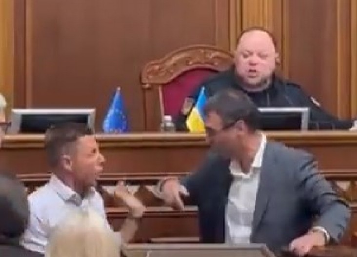 HAOS U VRHOVNOJ RADI Dva ukrajinska poslanika se žestoko potukla tokom sednice (VIDEO)