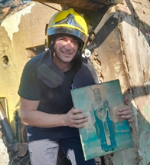 KUĆU PROGUTALA VATRA, A IKONA SVETOG NIKOLE OSTALA NETAKNUTA Čudo u Šapcu (FOTO)