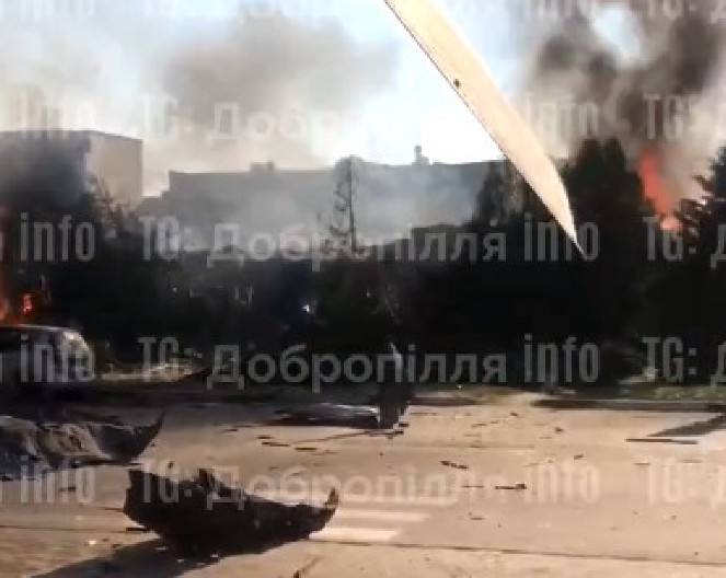 RUSI BACILI BOMBU TEŠKU 500 KG NA PREKRCAN TRŽNI CENTAR Stravičan napad u Dobropilji, stižu jezivi snimci: Ima poginulih i ranjenih (FOTO, VIDEO)