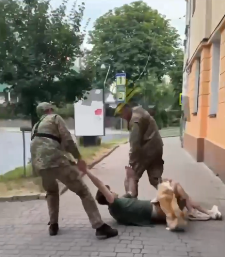 PAS POKUŠAO DA ZAŠTITI VLASNIKA OD PRINUDNE MOBILIZACIJE U UKRAJINI Muškarca vukli po zemlji i ubacili u kombi (VIDEO)