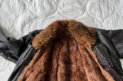 KUPIO KOŽNU JAKNU ZA 400 DINARA, A ONDA ŠOK! Kad je došao kući, pronašao pravo bogatstvo u džepu (FOTO)