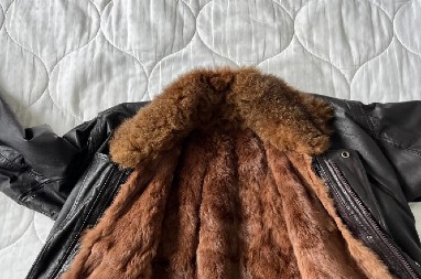 KUPIO KOŽNU JAKNU ZA 400 DINARA, A ONDA ŠOK! Kad je došao kući, pronašao pravo bogatstvo u džepu (FOTO)